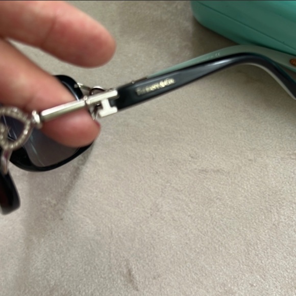*Tiffany & Co* Oversized Sunglasses w/Heart Skeleton Key Side Accents - Picture 5 of 11